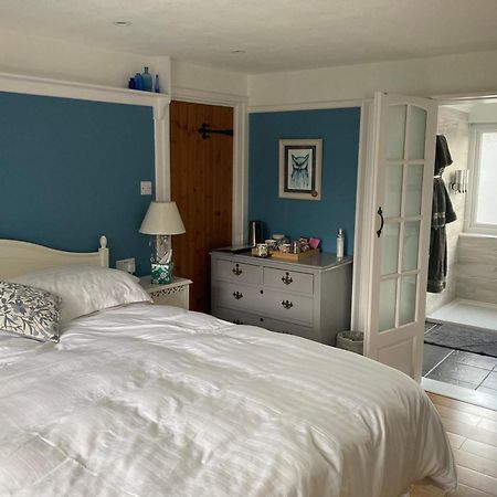 Higher Trenear Farm B&B Хелстон Номер фото